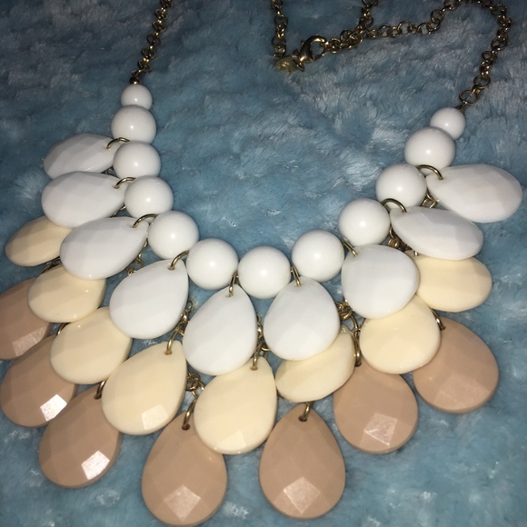 Jewelry - ❣️SALE❣️Neutral Colored Statement Necklace